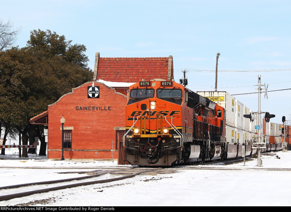 BNSF 6576 at Gainesville Texas